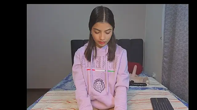 LiaOrtiz69 online show from 04/13/26, 09:20