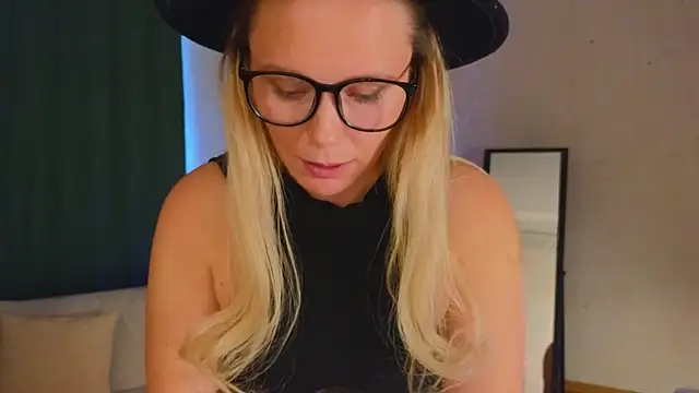 Charming Daphny online show from 12/10/24, 07:47