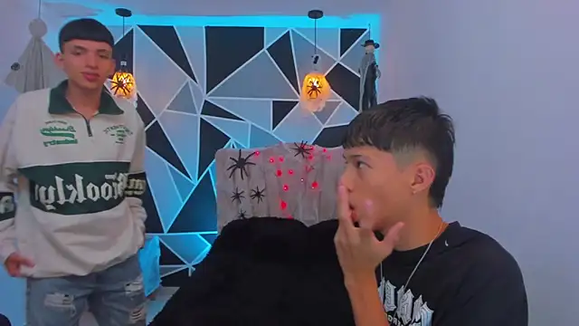 Snapshot of Juan_Nd_Steven chatting on 10/15/25, 04:23 Juan Nd Steven online show from 10/15/25, 04:23