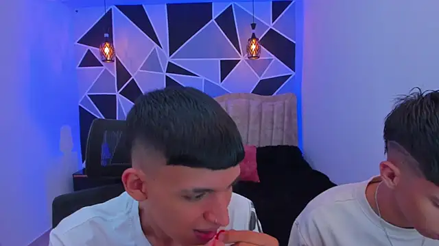 Snapshot of Juan_Nd_Steven chatting on 11/15/25, 04:32 Juan Nd Steven online show from 11/15/25, 04:32