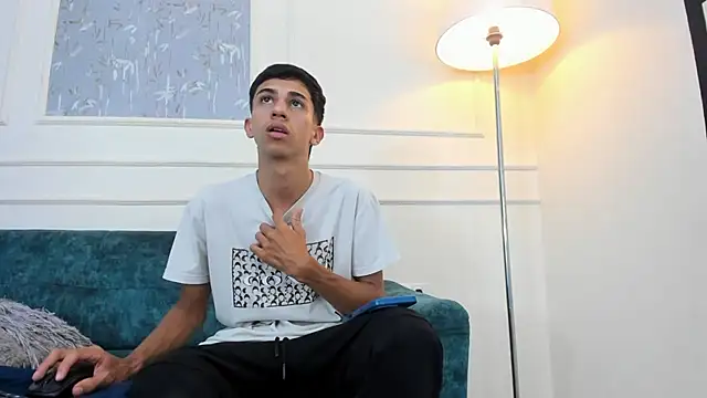 Lucian Davi online show from 10/22/25, 04:02