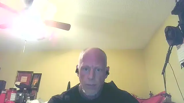 Snapshot of hunterbiggun007 chatting on 12/15/25, 06:34 hunterbiggun007 online show from 12/15/25, 06:34