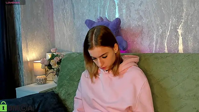 Snapshot of Stacey_Brown chatting on 12/19/25, 01:01 Stacey Brown online show from 12/19/25, 01:01