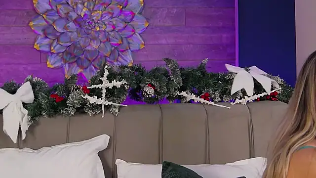 LoraDevine online show from 12/15/25, 08:35