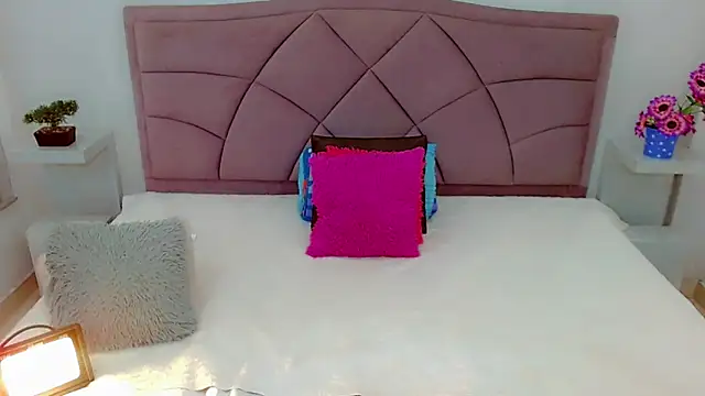 Snapshot of laura_sweett120 chatting on 02/14/25, 03:54 laura sweett120 online show from 02/14/25, 03:54