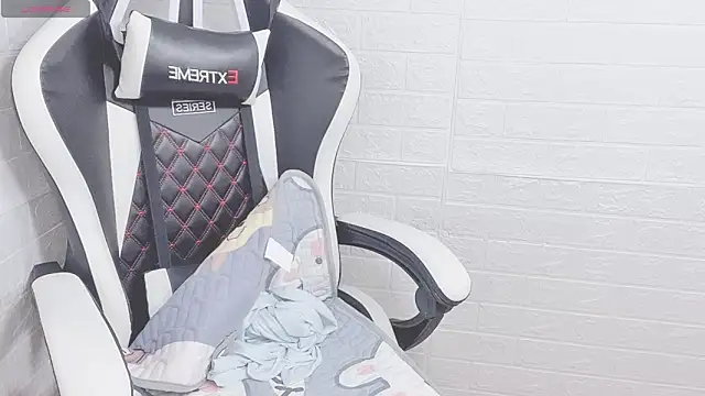 Snapshot of JessicaKale chatting on 02/22/25, 01:44 JessicaKale online show from 02/22/25, 01:44