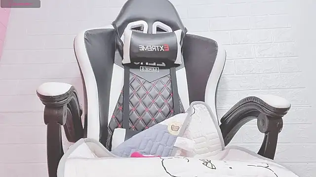 Snapshot of JessicaKale chatting on 03/07/25, 07:41 JessicaKale online show from 03/07/25, 07:41