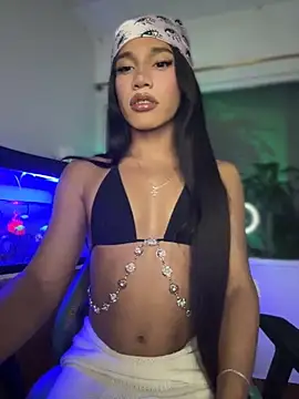 Snapshot of Emaa- chatting on 11/11/25, 03:28 Emaa- online show from 11/11/25, 03:28