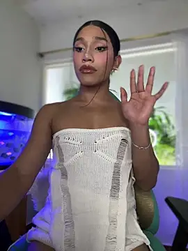 Snapshot of Emaa- chatting on 11/12/25, 10:41 Emaa- online show from 11/12/25, 10:41