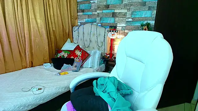 Snapshot of sofiasex99 chatting on 12/24/24, 12:44 sofiasex99 online show from 12/24/24, 12:44