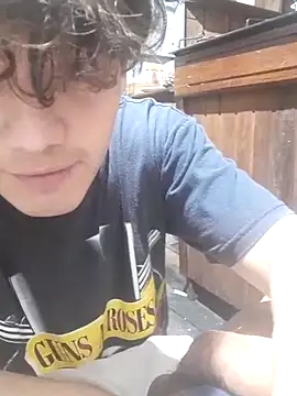 Snapshot of pedrodavid_ chatting on 09/19/25, 04:03 pedrodavid online show from 09/19/25, 04:03