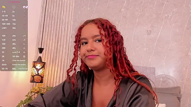 Snapshot of Sophiee_Velvet chatting on 03/12/25, 06:00 Sophiee Velvet online show from 03/12/25, 06:00