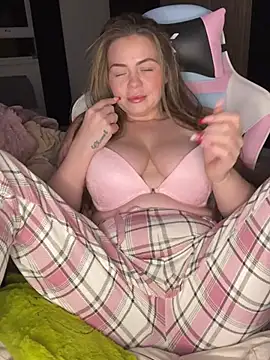 Snapshot of chelsiekink3 chatting on 12/14/24, 12:22 chelsiekink3 online show from 12/14/24, 12:22