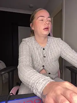 Snapshot of chelsiekink3 chatting on 12/16/24, 01:21 chelsiekink3 online show from 12/16/24, 01:21