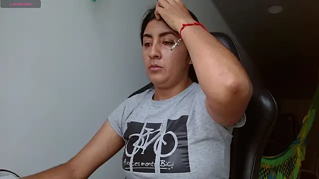 Snapshot of danna_peterson1 chatting on 10/23/25, 07:56 danna peterson1 online show from 10/23/25, 07:56