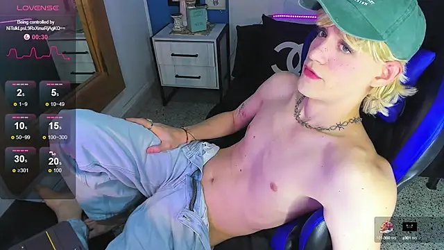 Snapshot of VladHellsing4 chatting on 09/10/25, 02:39 VladHellsing4 online show from 09/10/25, 02:39