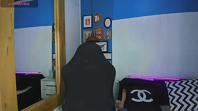 Snapshot of VladHellsing4 chatting on 11/05/25, 01:44 VladHellsing4 online show from 11/05/25, 01:44