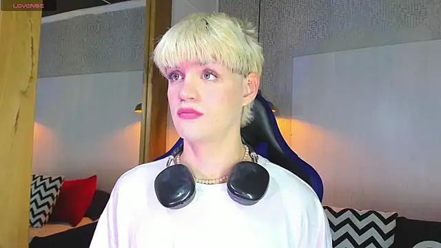 Snapshot of VladHellsing4 chatting on 02/05/26, 02:43 VladHellsing4 online show from 02/05/26, 02:43