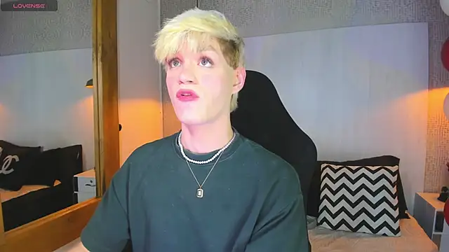 Snapshot of VladHellsing4 chatting on 02/22/26, 04:27 VladHellsing4 online show from 02/22/26, 04:27