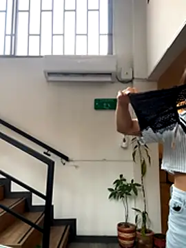 SofiaG  online show from 11/28/25, 08:22