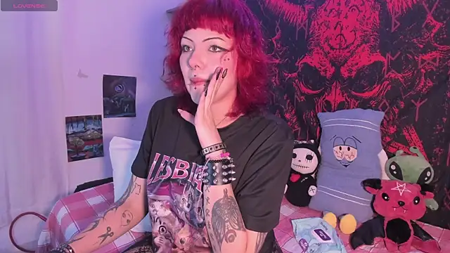 Snapshot of Sarah-Stoner chatting on 04/25/26, 01:41 Sarah-Stoner online show from 04/25/26, 01:41