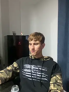 Snapshot of oliver_Lz chatting on 10/15/25, 04:01 oliver Lz online show from 10/15/25, 04:01