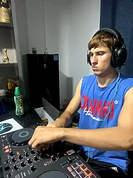 Snapshot of oliver_Lz chatting on 10/16/25, 12:55 oliver Lz online show from 10/16/25, 12:55