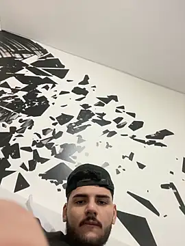 Snapshot of lehder47 chatting on 12/12/24, 04:04 lehder47 online show from 12/12/24, 04:04