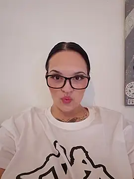 Jujuicy 97 online show from 04/12/26, 07:24