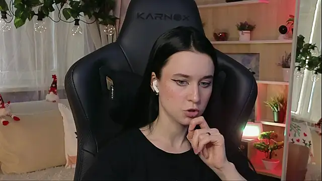 Snapshot of KiraLiLime chatting on 02/06/25, 12:37 KiraLiLime online show from 02/06/25, 12:37