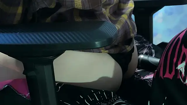 Snapshot of KiraLiLime chatting on 03/14/25, 11:45 KiraLiLime online show from 03/14/25, 11:45