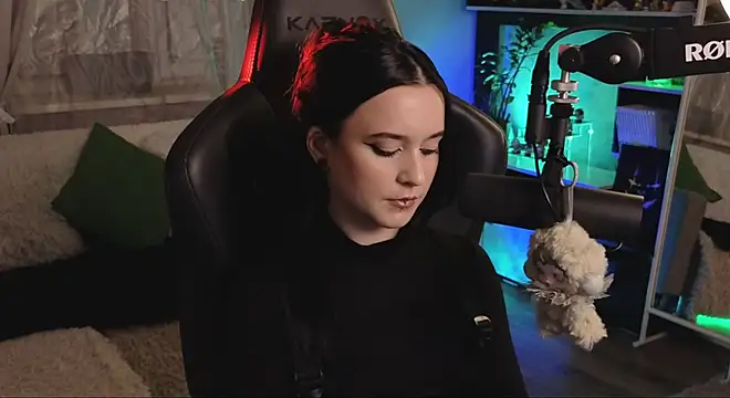 Snapshot of KiraLiLime chatting on 11/28/25, 04:31 KiraLiLime online show from 11/28/25, 04:31