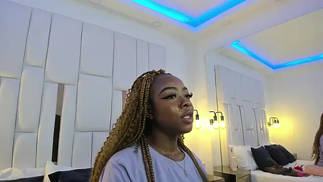 Snapshot of mia_schwarz chatting on 02/02/25, 07:57 mia schwarz online show from 02/02/25, 07:57