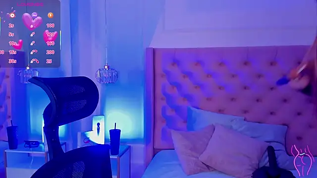 Snapshot of mia_schwarz chatting on 09/15/25, 04:45 mia schwarz online show from 09/15/25, 04:45