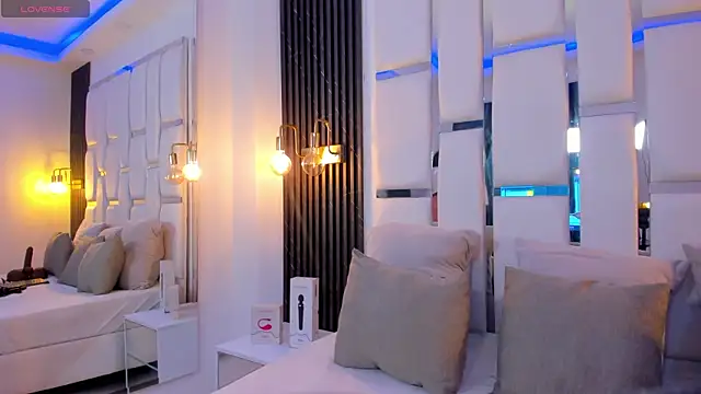 Snapshot of mia_schwarz chatting on 10/03/25, 10:29 mia schwarz online show from 10/03/25, 10:29