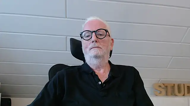 Snapshot of Greyhound70 chatting on 09/16/25, 08:04 Greyhound70 online show from 09/16/25, 08:04