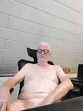 Snapshot of Greyhound70 chatting on 09/25/25, 07:56 Greyhound70 online show from 09/25/25, 07:56