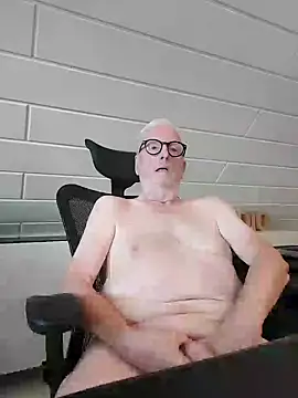 Snapshot of Greyhound70 chatting on 09/28/25, 03:17 Greyhound70 online show from 09/28/25, 03:17