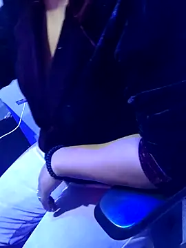 Snapshot of vadapavgirl chatting on 11/03/25, 01:23 vadapavgirl online show from 11/03/25, 01:23