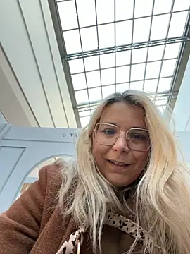 EmyLana online show from 10/30/25, 08:49