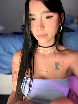 Snapshot of -Loren- chatting on 10/17/25, 11:02 -Loren- online show from 10/17/25, 11:02