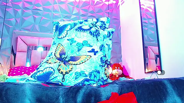 Snapshot of Doll_IvannaTs chatting on 12/22/24, 06:06 Doll IvannaTs online show from 12/22/24, 06:06