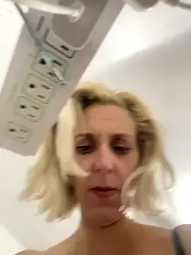 Snapshot of degiggxxx chatting on 09/09/25, 01:49 degiggxxx online show from 09/09/25, 01:49