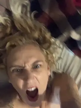 Snapshot of degiggxxx chatting on 09/27/25, 12:04 degiggxxx online show from 09/27/25, 12:04