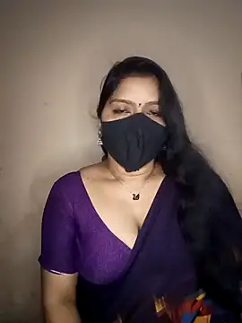 Snapshot of midhly chatting on 12/19/24, 06:01 midhly online show from 12/19/24, 06:01