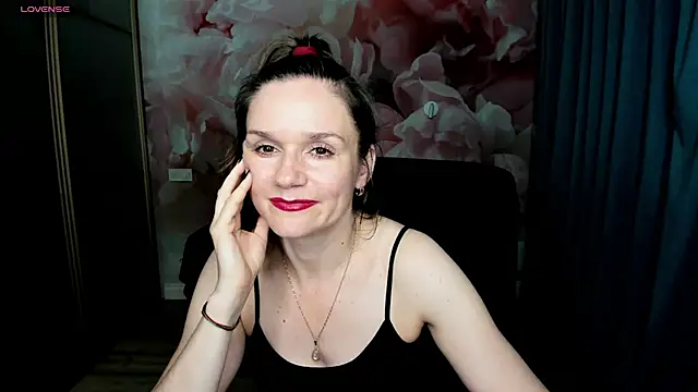 Snapshot of AriaGray chatting on 11/25/25, 02:22 AriaGray online show from 11/25/25, 02:22