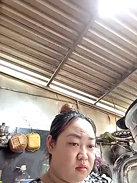 Snapshot of VyOanh2K chatting on 10/23/25, 06:02 VyOanh2K online show from 10/23/25, 06:02