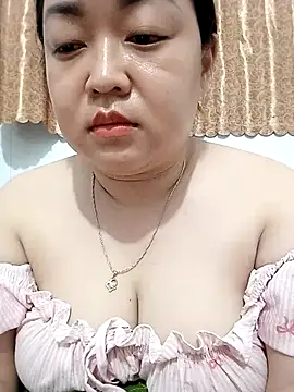 Snapshot of VyOanh2K chatting on 10/25/25, 01:51 VyOanh2K online show from 10/25/25, 01:51