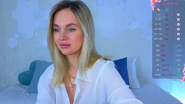 Snapshot of Lynna_Sparks chatting on 11/18/25, 02:17 Lynna Sparks online show from 11/18/25, 02:17