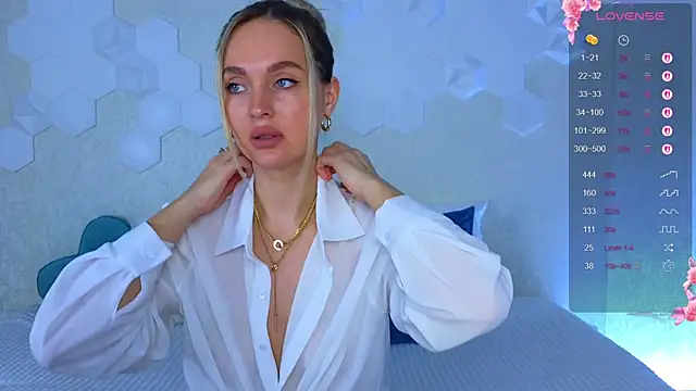 Snapshot of Lynna_Sparks chatting on 11/19/25, 02:44 Lynna Sparks online show from 11/19/25, 02:44